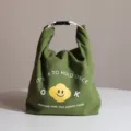 Bolsa bento aislada de lona verde oliva con un alegre estampado de carita sonriente - Verde