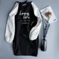 Grembiule da cucina a maniche lunghe minimalista con design bicolore nero e bianco - Stile Love