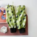 Coprimaniche lunghe in cotone verde con motivo floreale bianco per ufficio e casa - Fiori bianchi su sfondo verde (regolabile)