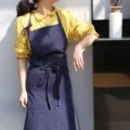 Grembiule oversize in cotone e lino blu scuro con tasca laterale per casa e cucina - Blu rustico a tinta unita