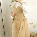 Grembiule minimalista in cotone beige con scollo a V, tessuto idrorepellente e tasca - Marrone chiaro