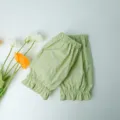 Protezioni per braccia in cotone verde chiaro con ricamo 'Be Kind' e volant - Modello corto / Verde Pallido