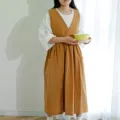 Elegante vestido delantal de algodón marrón estilo coreano con cuello en V y bolsillos - Té Amarillo