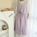Elegante grembiule in cotone lavanda con scollo a V e tasche per donna, stile pulito e chic. - Violetto