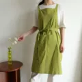 Grembiule verde erba senza maniche stile coreano con ricamo Daily Hugs e tasca anteriore - Verde Muschio