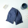 Coprimaniche eleganti in cotone blu navy con polsini a balze e ricamo decorativo - Modello corto / Celeste