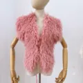 Roze harig vest van imitatie Mongoolse bont op een professionele studiomannequin - Eén maat / Perzik