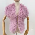 Detailweergave van een roze harige imitatiebont haltertop op een houten mannequin. - Eén maat / Paars