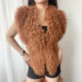 Detailopname van een bruine, krullende haltertop van imitatie Mongools schapenbont - Eén maat / Teddy Bruin