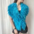 Detailopname van een turquoise Mongoolse imitatiebont backless haltertop op een model - Eén maat / Meerblauw