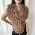 Detailopname van de voorkant van een bruine, krullende top van imitatiebont voor dames. - Eén maat / Mocha Bruin