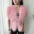 Vooraanzicht van een pluizig roze Mongools imitatiebont halstervest gedragen door model - Eén maat / Felroze