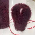 Prachtige bordeauxrode haltertop van Mongools imitatiebont met een sexy open rug - Eén maat / Bordeauxrood