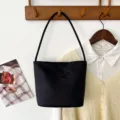 Bolso de hombro minimalista de nailon negro con letras bordadas - Letra negra
