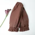 Coprimaniche in cotone marrone con ricamo 'be kind' e polsini elastici a balze. - Modello lungo / Marrone scuro