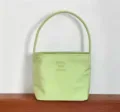 Bolso tipo cubo de nailon verde claro con bordado milk and honey - Verde lima con letras