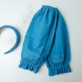 Coprimaniche moderni in cotone blu con ricamo 'Be Kind' e polsini elastici a volant - Modello lungo / Blu lago