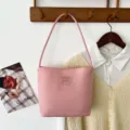 Bolso de hombro minimalista de nailon rosa con letras mucu and ebony bordadas - Letra Rosa