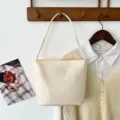 Bolso de hombro minimalista en nylon crema con bordado mucu and ebony para estilo elegante - Letra Blanco Roto