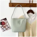 Bolso bombonera minimalista de nailon verde menta con letras bordadas. - Verde judía con letras