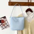 Bolso de hombro de nailon azul claro con elegantes detalles de texto bordados - Estampado de Letras Azules