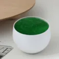 Minimalistische weiße runde Vase mit grünem Moosgras, moderne Tischdeko für Zuhause Pflanzgefäß. - Kleiner Runder Topf