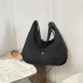 Schwarze gesteppte Hobo Schultertasche, große lässige Umhängetasche für Damen Alltag. - Schwarz