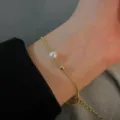 Gros plan détaillé sur le bracelet élégant en chaîne serpent dorée avec une perle. - Style Perle Chaîne Serpent (MY35993)