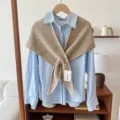 Damen Strick Kreuz Schal kombiniert mit hellblauem Hemd für Herbst Winter Mode. - Khaki