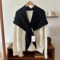 Damen schwarzer Strick Kreuz Schal mit weißem Pullover, warme und elegante Wintermode. - Schwarz