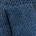 Papier d'emballage imperméable plissé bleu foncé pour bouquets floraux et loisirs, variante. - Bleu foncé