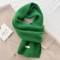 Grüner gestrickter Wollschal für Damen im Winter, warm, kuschelig und modisches Accessoire. - Bambusgrün