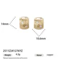 Vista dettagliata di orecchini a cerchio dorati spazzolati con zirconi, dimensione di 14mm. - Stile Tondo con Motivo a Stelle (2511ZJ41276YZ) / 14mm / Oro