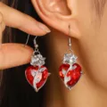 Élégantes boucles d'oreilles gothiques en cristal cœur rouge avec détails de rose argentée - Boucles d'oreilles rose gemme coeur (6385) / Or blanc