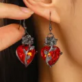 Boucles d'oreilles cœur gothique avec cristal rouge facetté et détail rose en métal - Boucles d'oreilles rose gemme coeur (X043) / Métal canon