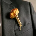 Broche porte-fleurs spirale dorée avec rose séchée sur le revers d'un costume - Broche Fleur Martelée en Spirale (WG0-0877) / Or KC