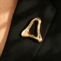 Artistic abstract hollowed-out face mask brooch in a polished golden metal finish - Artistic Abstract Face (K-284) / Gold