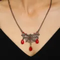 Détail du collier toile d'araignée Halloween avec gemmes rouges sur chaîne noire - Noir Arme(9210)