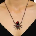Vue détaillée d'un collier araignée gothique avec pierres rouges pour fête Halloween - Noir Arme(10428)