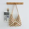 Detail einer handgefertigten Häkel-Schultertasche mit Granny-Square-Muster in Beige-Braun - Braun