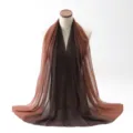 Elegante bufanda de gasa degradada marrón envuelta en un maniquí para exhibición de moda - 70x180cm / Café y Café Claro