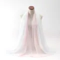 Elegante bufanda de gasa con degradado rosa y blanco para mujer mostrada en maniquí - 70x180cm / Rosa y Blanco