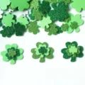 Dettaglio adesivi in schiuma glitterata verde trifoglio per festa San Patrizio. - Trifoglio Verde