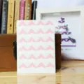 Gros plan d'autocollants de coins photo rose pastel, parfaits pour le scrapbooking et les albums. - Rose