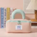 Vista detallada de la bolsa cosmética rosa con asa verde menta, elegante y portátil para uso diario. - Rosa