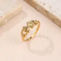 Gedetailleerd overzicht van vergulde titanen stalen ring met uniek kralenkettingontwerp. - Maat 6 / Goud