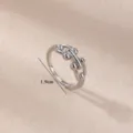 Close-up detail van zilveren vintage kraal ketting ring, minimalistisch titanium staal. - Maat 6 / Zilver