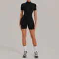 Mono de yoga deportivo de manga corta negro con cremallera, prenda ideal para fitness. - Negro
