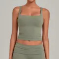 Olivgrünes Yoga-Crop-Top mit quadratischem Ausschnitt, doppellagiges Fitnessshirt. - Basilikumgrün