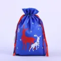 Nahaufnahme des blauen Vlies-Weihnachtsgeschenkbeutels mit roter Kordel und Hirschmuster. - Blaues Rentier / 45*35 / Blau